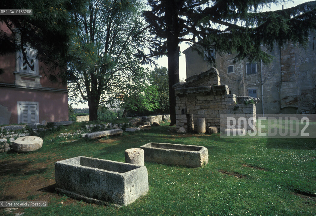 ( CROAZIA  ) ISTRIA -  PARENZO ( POREC )   : RESTI ROMANI   - © 2001 Graziano Arici/Rosebud2 / GEO / LINGUA / MINORANZA