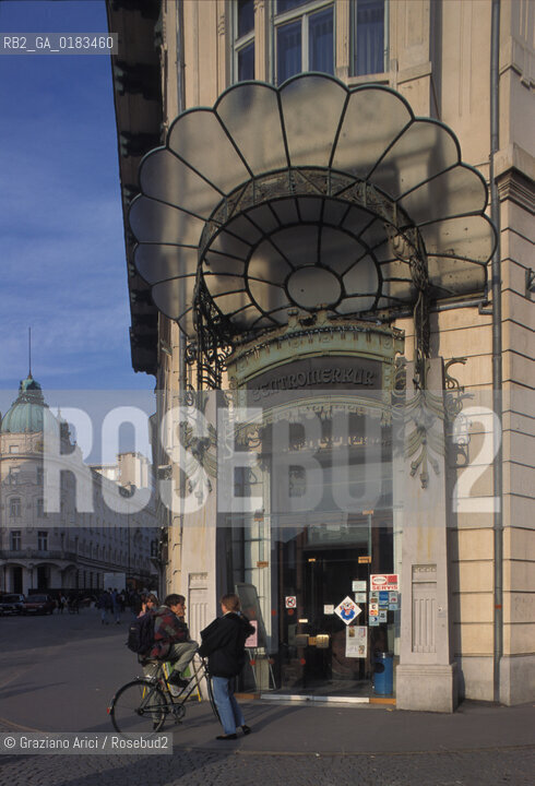 ( SLOVENIA  ) LUBIANA -  FARMACIA LIBERTY IN  PIAZZA PRESEREN   - © 2001 Graziano Arici/Rosebud2 / GEO
