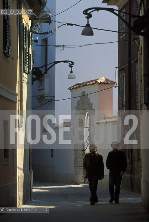 ( SLOVENIA  ) ISTRIA - CAPODISTRIA ( KOPER ) : UNA STRADA DEL CENTRO   - © 2001 Graziano Arici/Rosebud2 / GEO / LINGUA / MINORANZA