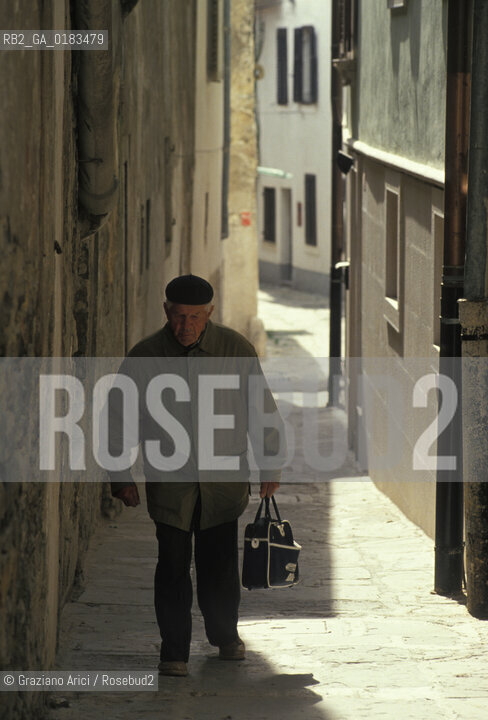 ( SLOVENIA  ) ISTRIA - CAPODISTRIA ( KOPER ) : UNA STRADA DEL CENTRO   - © 2001 Graziano Arici/Rosebud2 / GEO / LINGUA / MINORANZA