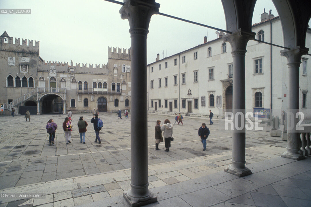 ( SLOVENIA  ) ISTRIA - CAPODISTRIA ( KOPER ) : LA PIAZZA   - © 2001 Graziano Arici/Rosebud2 / GEO / LINGUA / MINORANZA
