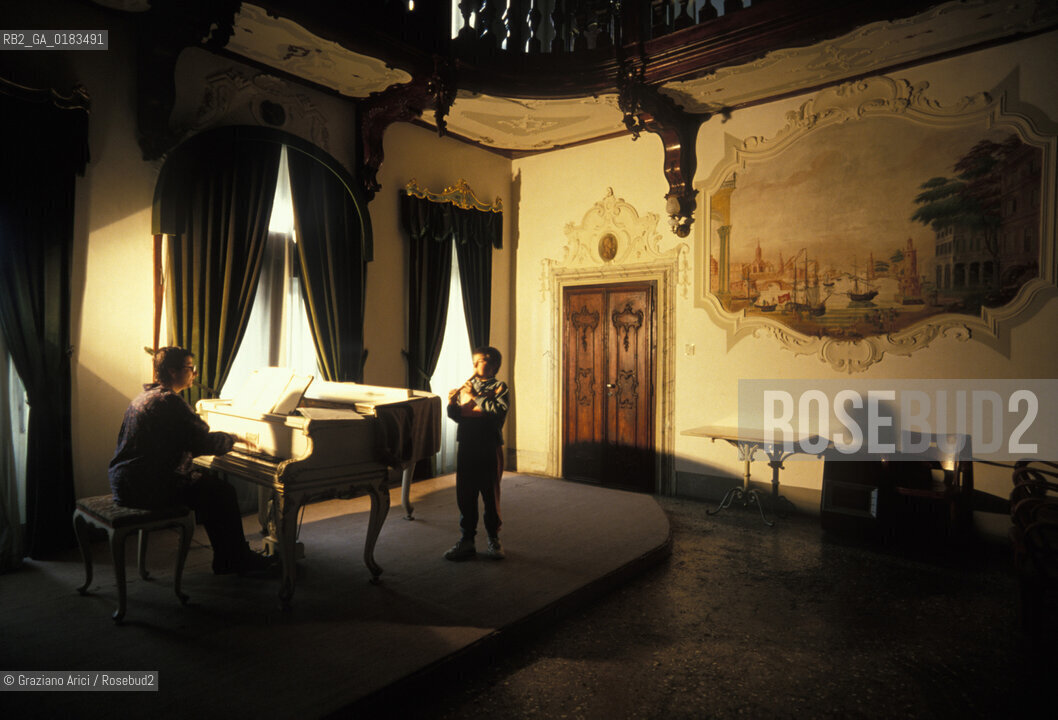 ( SLOVENIA  ) ISTRIA - ISOLA ( IZOLA ) : LEZIONE DI MUSICA NELLA SEDE DELLA COMUNITA ITALIANA    - © 2001 Graziano Arici/Rosebud2 / GEO / LINGUA / MINORANZA