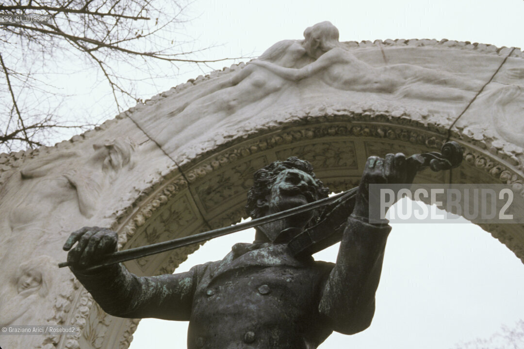 ( AUSTRIA ) VIENNA ( WIEN ) :  LA STATUA DI JSTRAUSS NELLO STADTPARK  - © 2001 Graziano Arici/Rosebud2 / GEO
