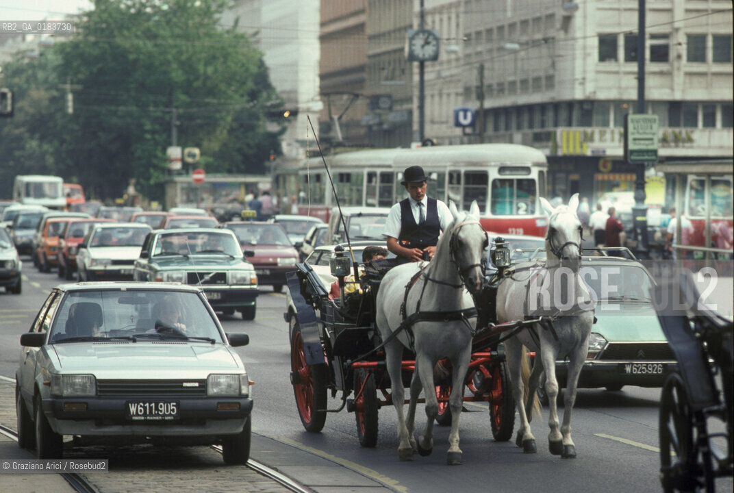 ( AUSTRIA ) VIENNA ( WIEN ) : CARRO, CAVALLO E TRAFFICO - © 2001 Graziano Arici/Rosebud2 / GEO