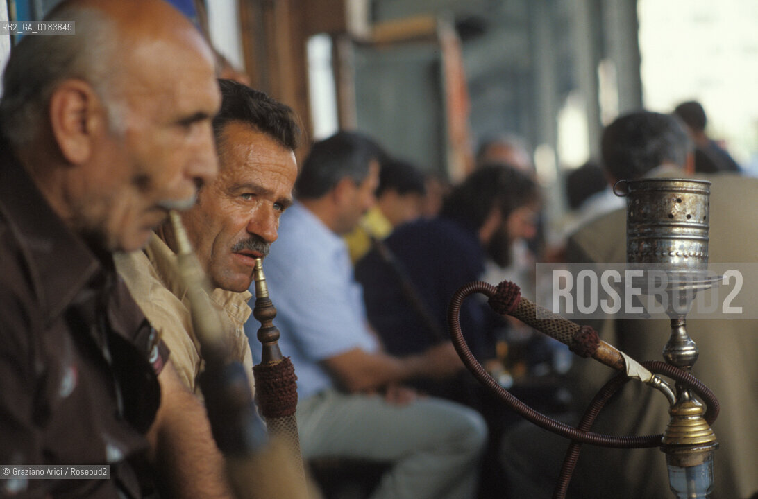 ( TURCHIA ) ISTANBUL :  CAFFE SUL PONTE DI GALATA  - © 1986 Graziano Arici/Rosebud2 / GEO / FUMO / NARGHILE