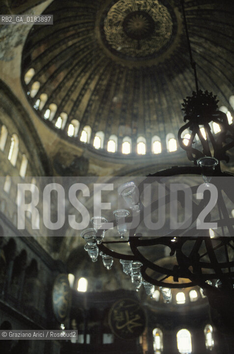 ( TURCHIA ) ISTANBUL : SANTA SOFIA   - © 1986 Graziano Arici/Rosebud2 / GEO / CUPOLA / LAMPADARIO
