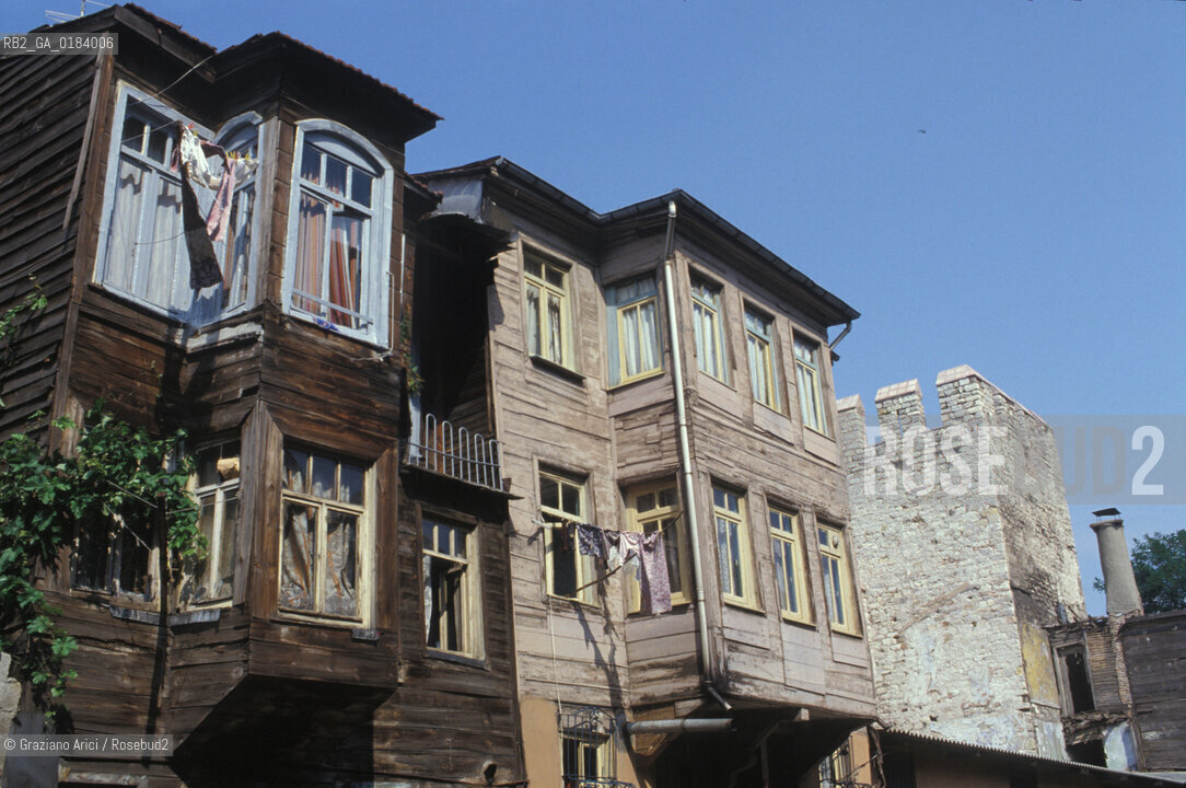 ( TURCHIA ) ISTANBUL :  CASE DI LEGNO   - © 1986 Graziano Arici/Rosebud2 / GEO