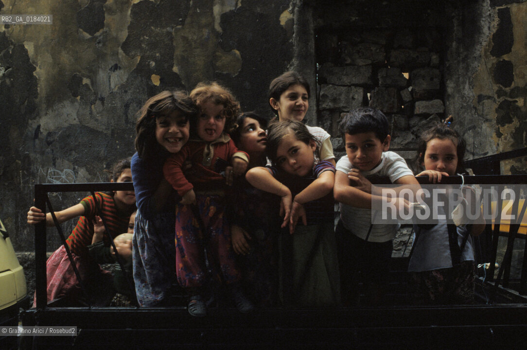 ( TURCHIA ) ISTANBUL :  BAMBINI IN UN VECCHIO QUARTIERE   - © 1986 Graziano Arici/Rosebud2 / GEO