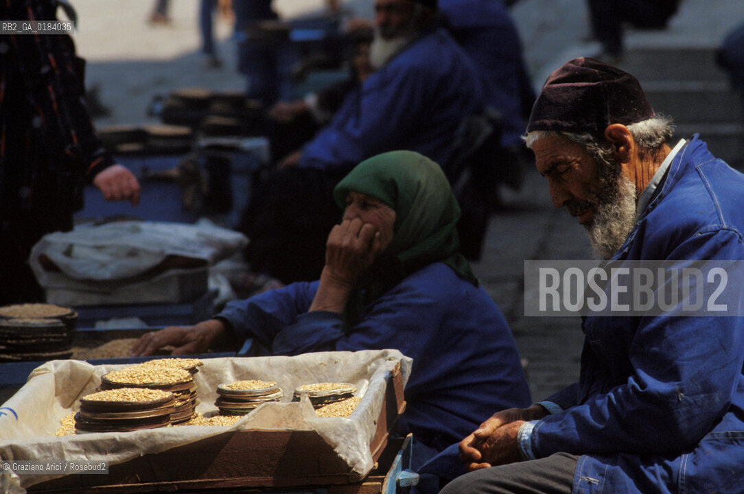 ( TURCHIA ) ISTANBUL :  VENDITORI DI GRANO   - © 1986 Graziano Arici/Rosebud2 / GEO