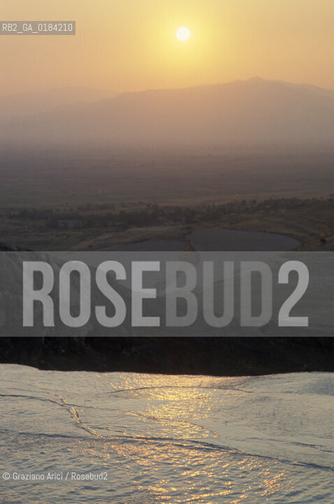 ( TURCHIA ) PAMUKKALE : CASCATA DI ACQUA CALCAREA  -  © 1986 Graziano Arici/Rosebud2 / GEO / TERME