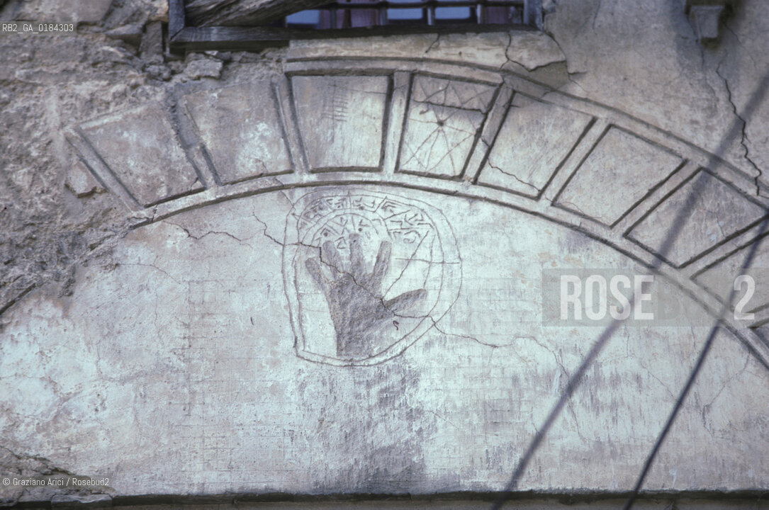 ( MAROCCO ) FEZ : STRADA DELLA MEDINA - FES EL BALI  - MANO GRAFFITO PORTAFORTUNA - © 1996 Graziano Arici/Rosebud2 / GEO
