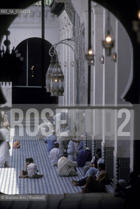( MAROCCO ) FEZ : STRADA DELLA MEDINA - FES EL BALI  - MOSCHEA EL KAIRAUIN - © 1996 Graziano Arici/Rosebud2 / GEO /