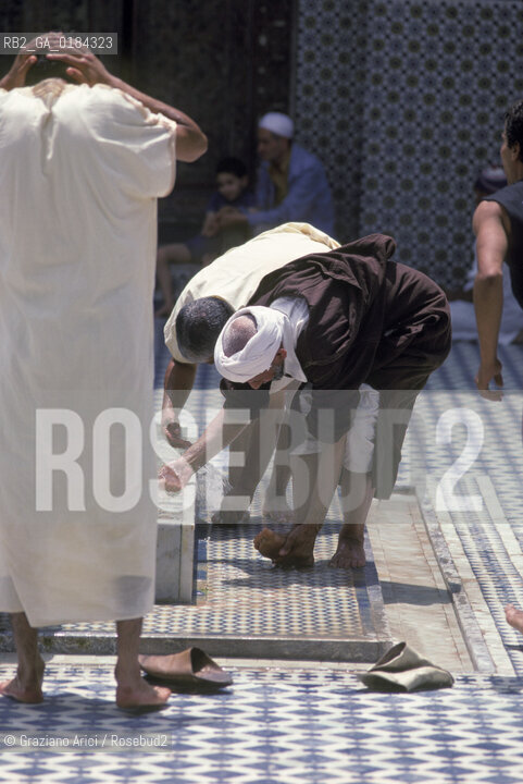 ( MAROCCO ) FEZ : STRADA DELLA MEDINA - FES EL BALI  - MOSCHEA EL KAIRAUIN - © 1996 Graziano Arici/Rosebud2 / GEO /