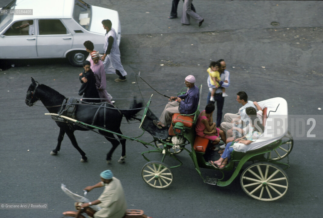 ( MAROCCO ) MARRAKECH :  LA PIAZZA JEMAA EL FNA  - © 1996 Graziano Arici/Rosebud2 / GEO / CARROZZA