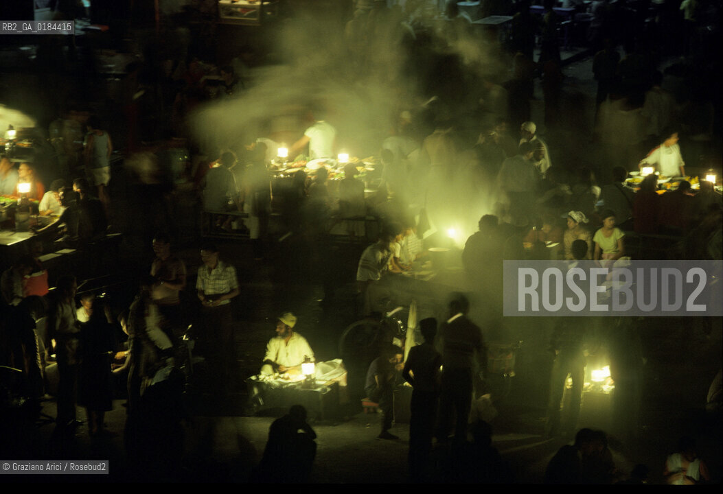 ( MAROCCO ) MARRAKECH :  LA PIAZZA JEMAA EL FNA - © 1996 Graziano Arici/Rosebud2 / GEO