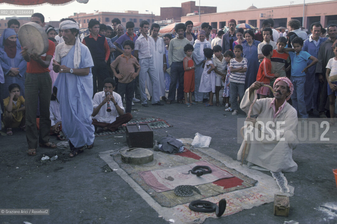 ( MAROCCO ) MARRAKECH :  LA PIAZZA JEMAA EL FNA - INCANTATORI DI SERPENTI  - © 1996 Graziano Arici/Rosebud2 / GEO