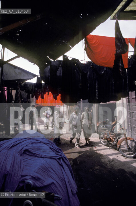 ( MAROCCO ) MARRAKECH :  -  MEDINA - I  SOUKS  - © 1996 Graziano Arici/Rosebud2 / GEO / MERCATO / TINTORI DI STOFFE