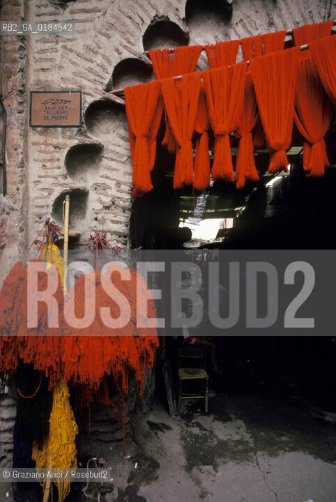 ( MAROCCO ) MARRAKECH :  -  MEDINA - I  SOUKS  - © 1996 Graziano Arici/Rosebud2 / GEO / MERCATO / TINTORI DI STOFFE