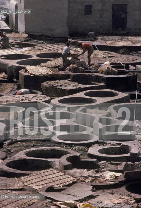 ( MAROCCO ) MARRAKECH :  -  MEDINA - I  SOUKS  - © 1996 Graziano Arici/Rosebud2 / GEO / MERCATO / TINTORI DI STOFFE