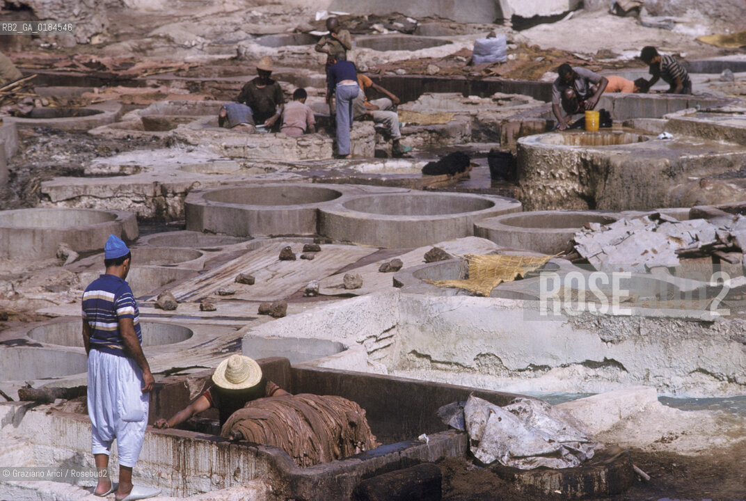 ( MAROCCO ) MARRAKECH :  -  MEDINA - I  SOUKS  - © 1996 Graziano Arici/Rosebud2 / GEO / MERCATO / TINTORI DI STOFFE