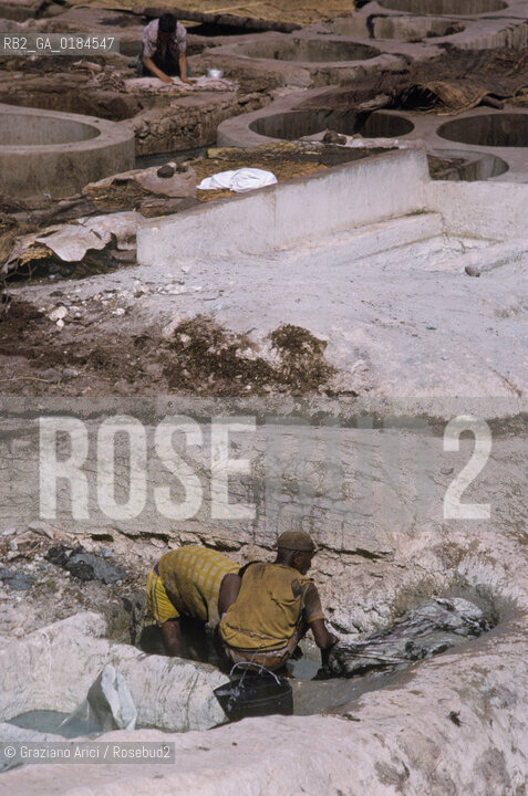 ( MAROCCO ) MARRAKECH :  -  MEDINA - I  SOUKS  - © 1996 Graziano Arici/Rosebud2 / GEO / MERCATO / TINTORI DI STOFFE