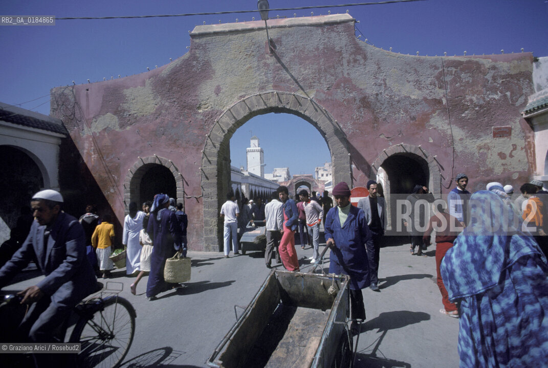 ( MAROCCO ) COSTA ATLANTICA : UNA STRADA DI ESSAOUIRA - © 1996 Graziano Arici/Rosebud2 / GEO