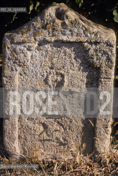 ( TUNISIA ) SCAVI ARCHEOLOGICI DI CARTAGINE : IL TOPHET SEGNO DI TANIT  - © 1996 Graziano Arici/Rosebud2 / GEO / CIMITERO
