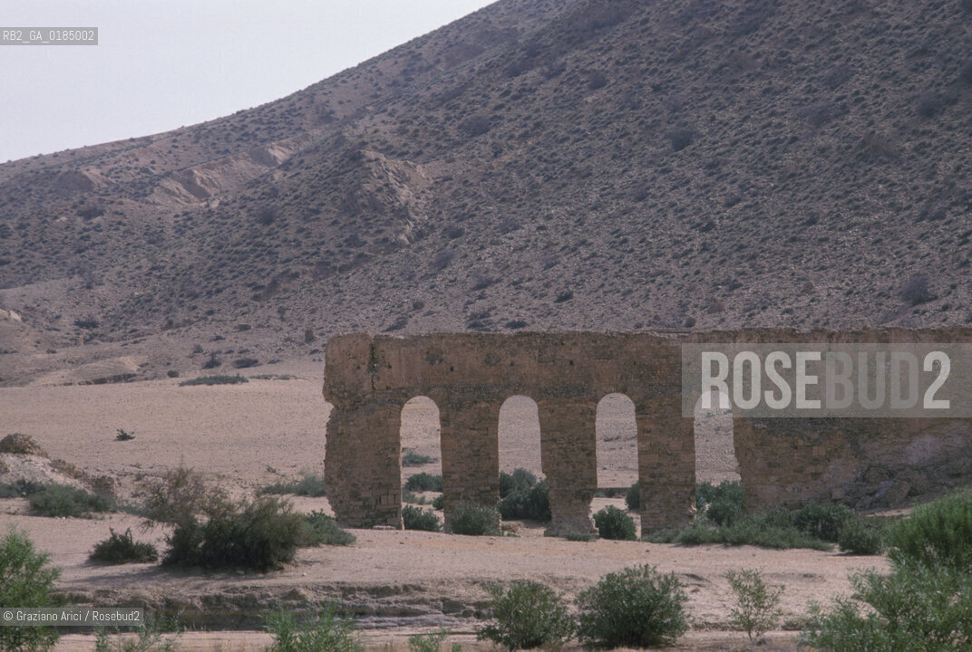 ( TUNISIA ) REGIONE DI BISERTA : ACQUEDOTTO ROMANO - © 1996 Graziano Arici/Rosebud2 / GEO