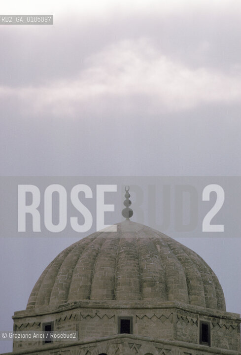 ( TUNISIA ) KAIROUAN : LA GRANDE MOSCHEA ( DJAMA SIDI OQBA ) - © 1996 Graziano Arici/Rosebud2 / GEO  / CUPOLA