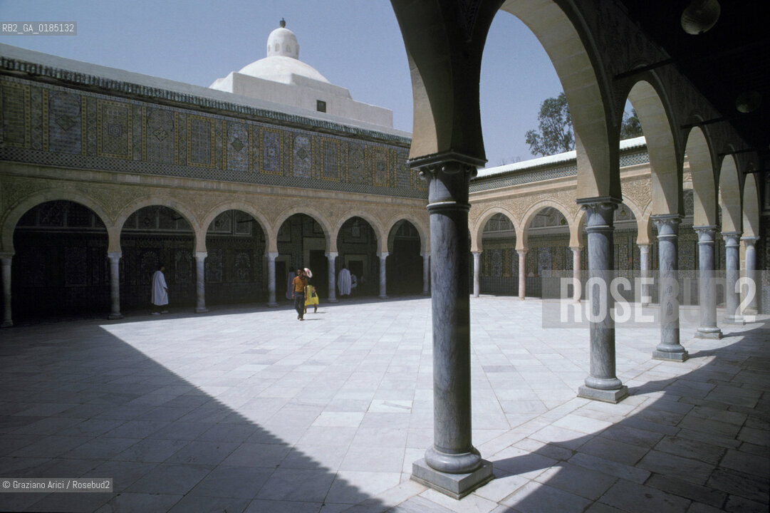 ( TUNISIA ) KAIROUAN : DJAMA TLETA BIBANE ( MOSCHEA DELLE TRE PORTE )  - © 1996 Graziano Arici/Rosebud2 / GEO