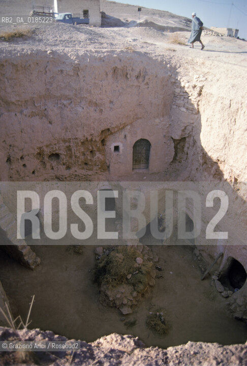 ( TUNISIA )  REGIONE DI MATMATA : CASA TROGLODITICA   - © 1996 Graziano Arici/Rosebud2 / GEO