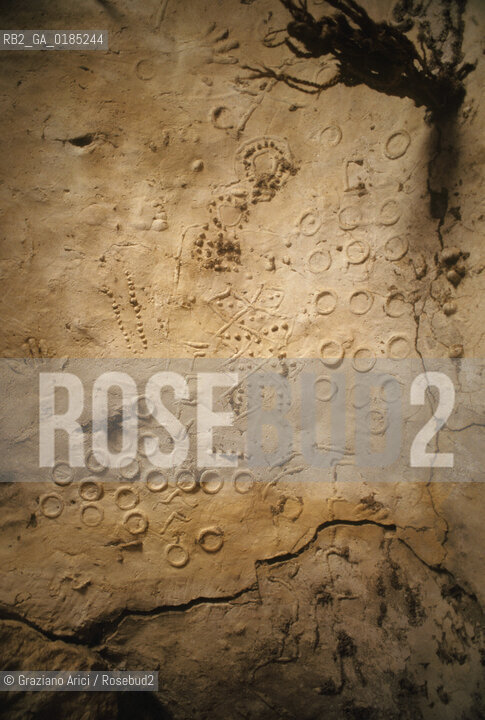 ( TUNISIA )  OASI DI CHENINI : GRAFFITI IN UNA CASA   - © 1996 Graziano Arici/Rosebud2 / GEO / MURO