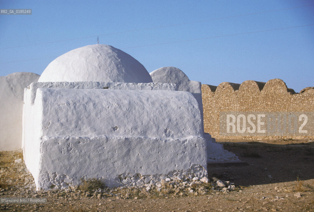 ( TUNISIA )  VILLAGGIO DI GHOUMRASSEN : MARABOUT  - © 1996 Graziano Arici/Rosebud2 / GEO / CASA / GHORFAS