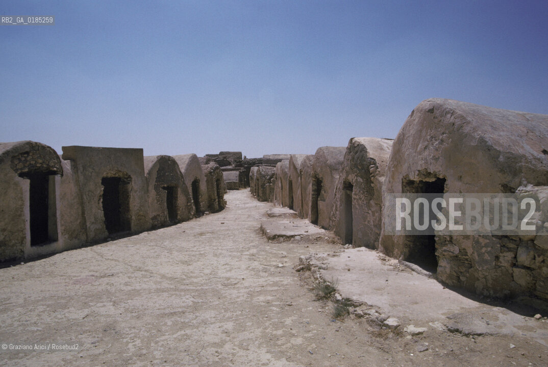 ( TUNISIA )  VILLAGGIO DI KSAR JOUAMA   - © 1996 Graziano Arici/Rosebud2 / GEO / CASA / GHORFAS