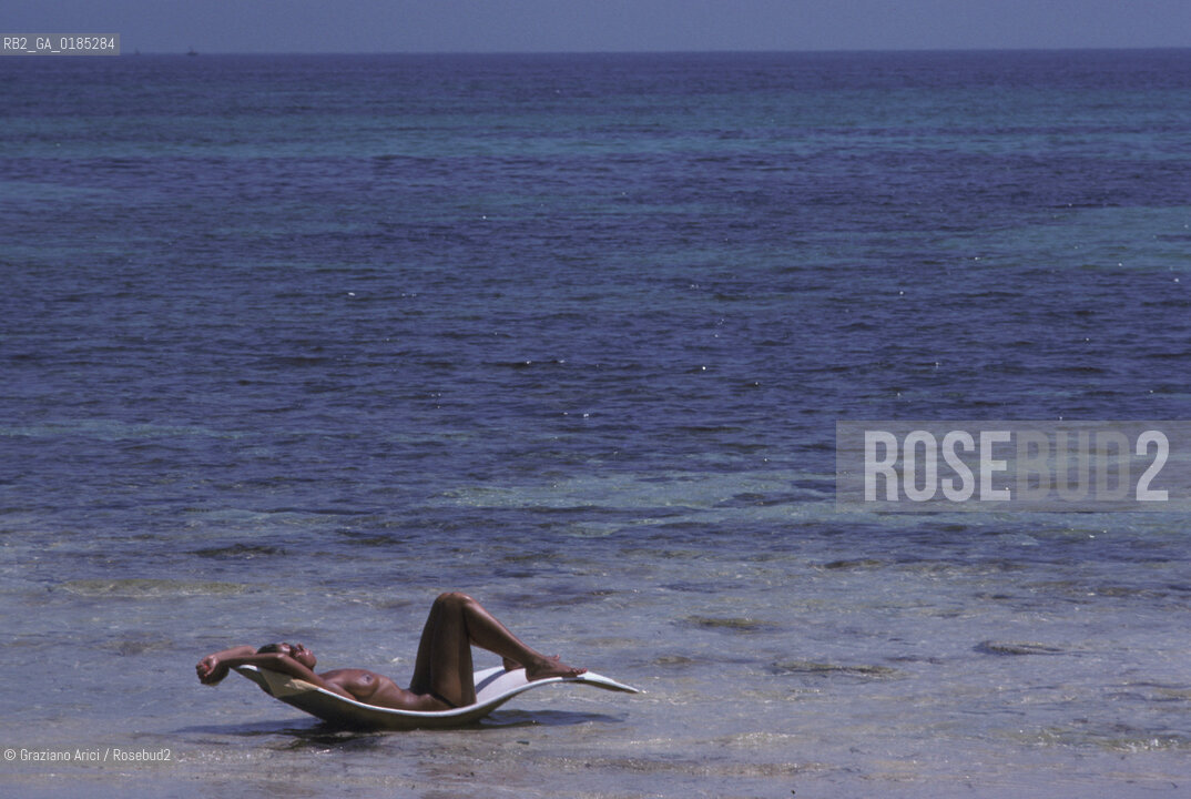 ( TUNISIA )  ISOLA DJERBA ( JERBA ) : SPIAGGIA - © 1996 Graziano Arici/Rosebud2 / GEO