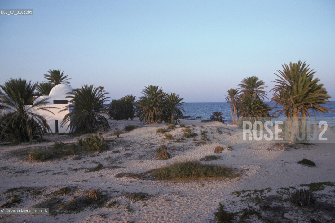 ( TUNISIA )  ISOLA DJERBA ( JERBA ) : SPIAGGIA - © 1996 Graziano Arici/Rosebud2 / GEO