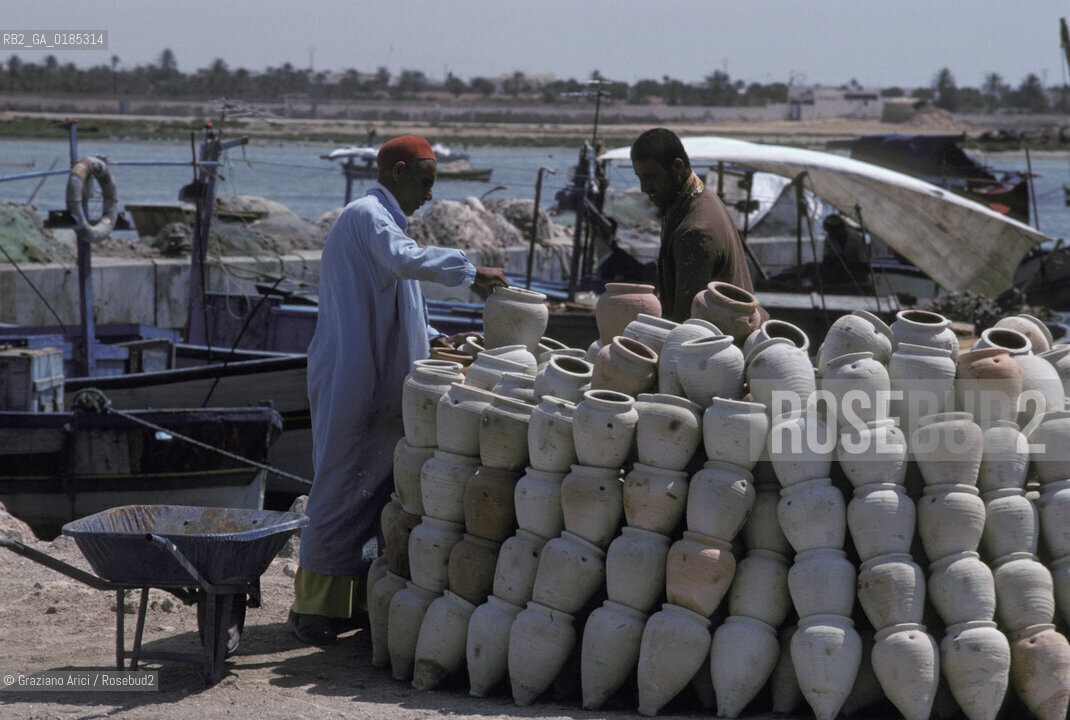 ( TUNISIA )  ISOLA DJERBA ( JERBA ) : VASI - © 1996 Graziano Arici/Rosebud2 / GEO