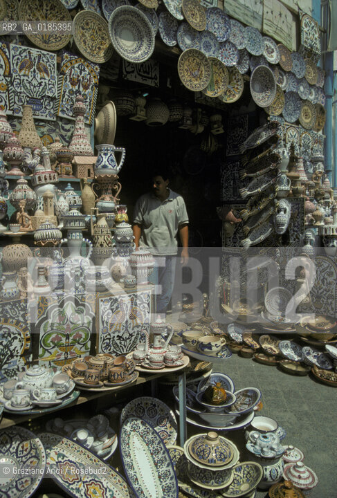( TUNISIA ) HAMMAMET  : NEGOZIO DI SOUVENIR  - © 1996 Graziano Arici/Rosebud2 / GEO / CERAMICA