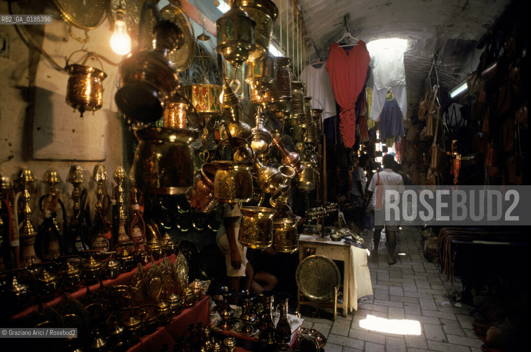 ( TUNISIA ) HAMMAMET  : I SOUKS - NEGOZIO DI SOUVENIR  - © 1996 Graziano Arici/Rosebud2 / GEO / MERCATO