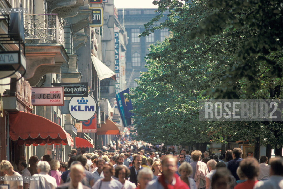 ( REPUBBLICA CECA ) PRAGA : PIAZZA VENCESLAO  ( VACLAVSKE NAMESTI ) - © 1986 Graziano Arici/Rosebud2 / GEO