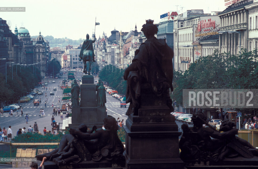 ( REPUBBLICA CECA ) PRAGA : PIAZZA VENCESLAO  ( VACLAVSKE NAMESTI ) - © 1986 Graziano Arici/Rosebud2 / GEO