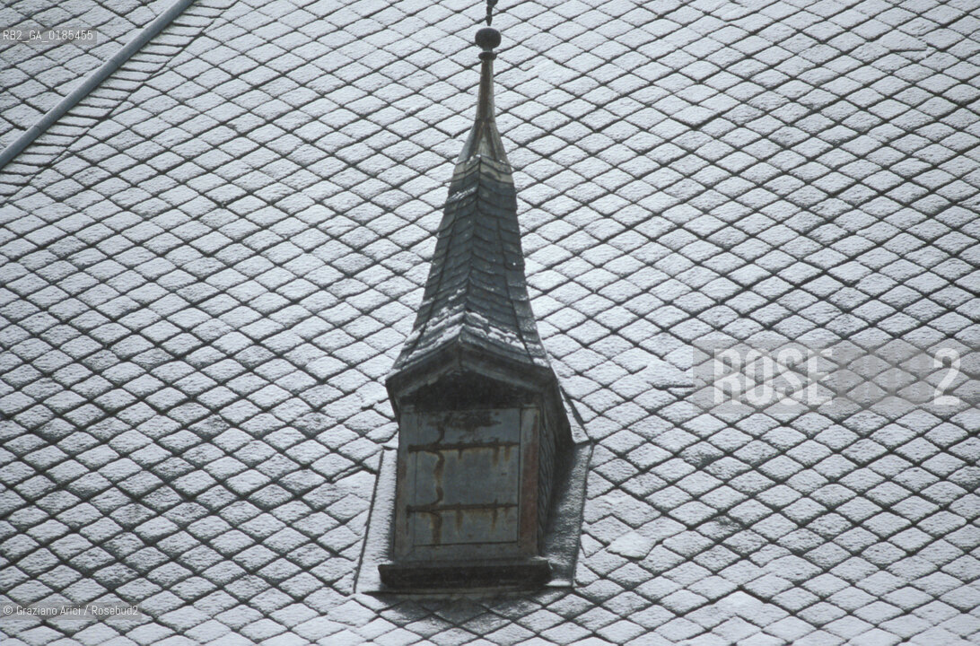 ( REPUBBLICA CECA ) PRAGA : QUARTIERE DI STARE MESTO - TETTO  - © 1986 Graziano Arici/Rosebud2 / GEO  / NEVE