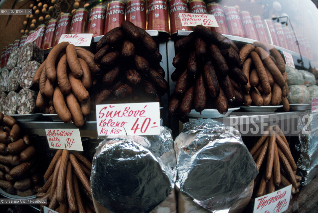 ( REPUBBLICA CECA ) PRAGA : QUARTIERE DI STARE MESTO - SALCICCE  - © 1986 Graziano Arici/Rosebud2 / GEO  / GASTRONOMIA