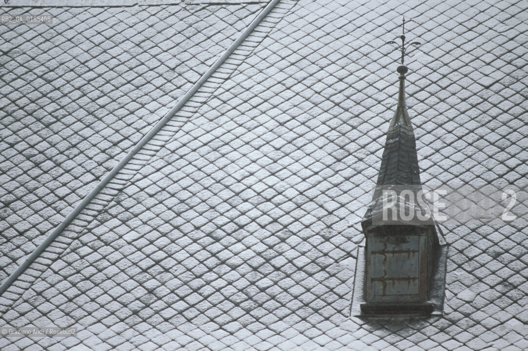 ( REPUBBLICA CECA ) PRAGA : QUARTIERE DI STARE MESTO - TETTO  - © 1986 Graziano Arici/Rosebud2 / GEO  / NEVE
