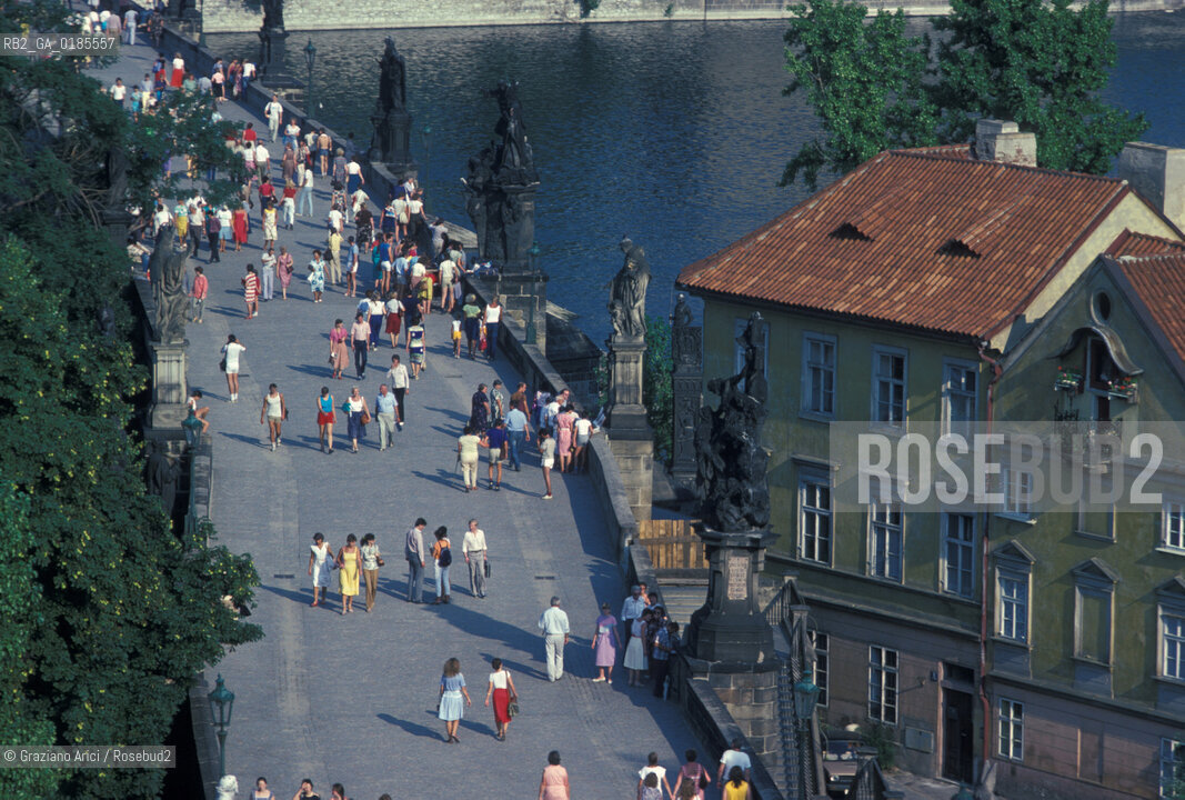 ( REPUBBLICA CECA ) PRAGA : IL FIUME MOLDAVA E IL PONTE CARLO ( KARLUV MOST ) - © 1986 Graziano Arici/Rosebud2 / GEO