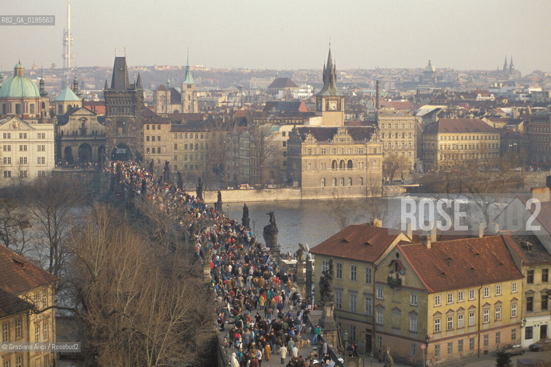 ( REPUBBLICA CECA ) PRAGA : IL FIUME MOLDAVA E IL PONTE CARLO ( KARLUV MOST ) - © 1986 Graziano Arici/Rosebud2 / GEO