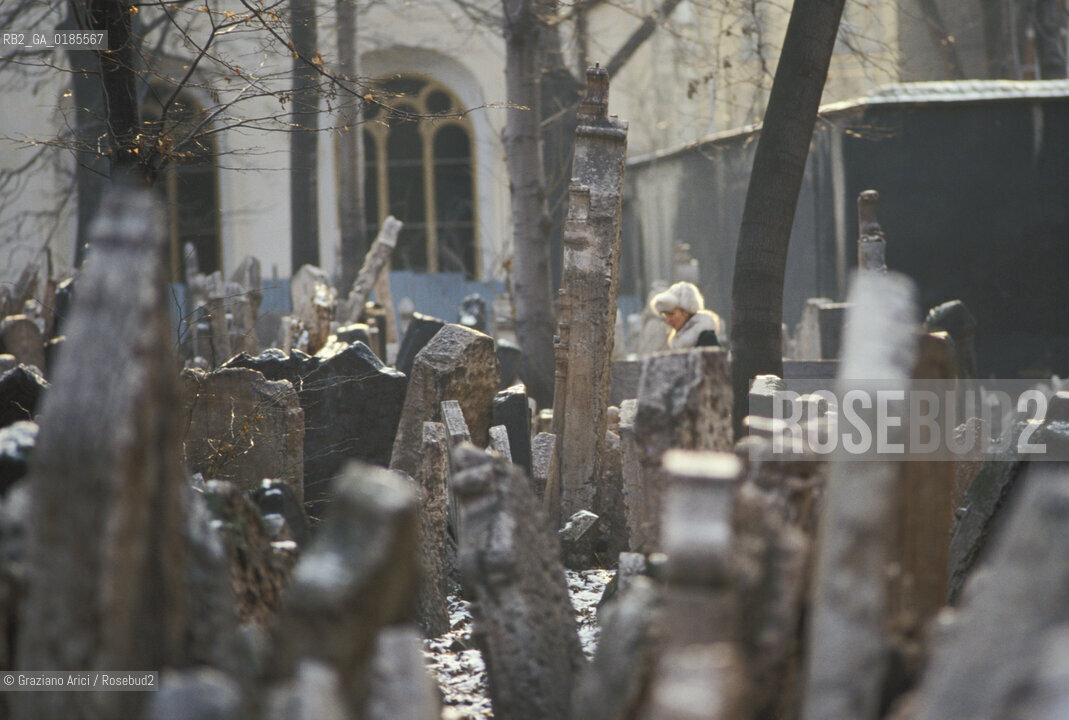 ( REPUBBLICA CECA ) PRAGA : JOSEFOV ( GHETTO EBRAICO )  - BETH-HACHAJIM ( ANTICO CIMITERO EBRAICO ) - © 1986 Graziano Arici/Rosebud2 / GEO / LAPIDE