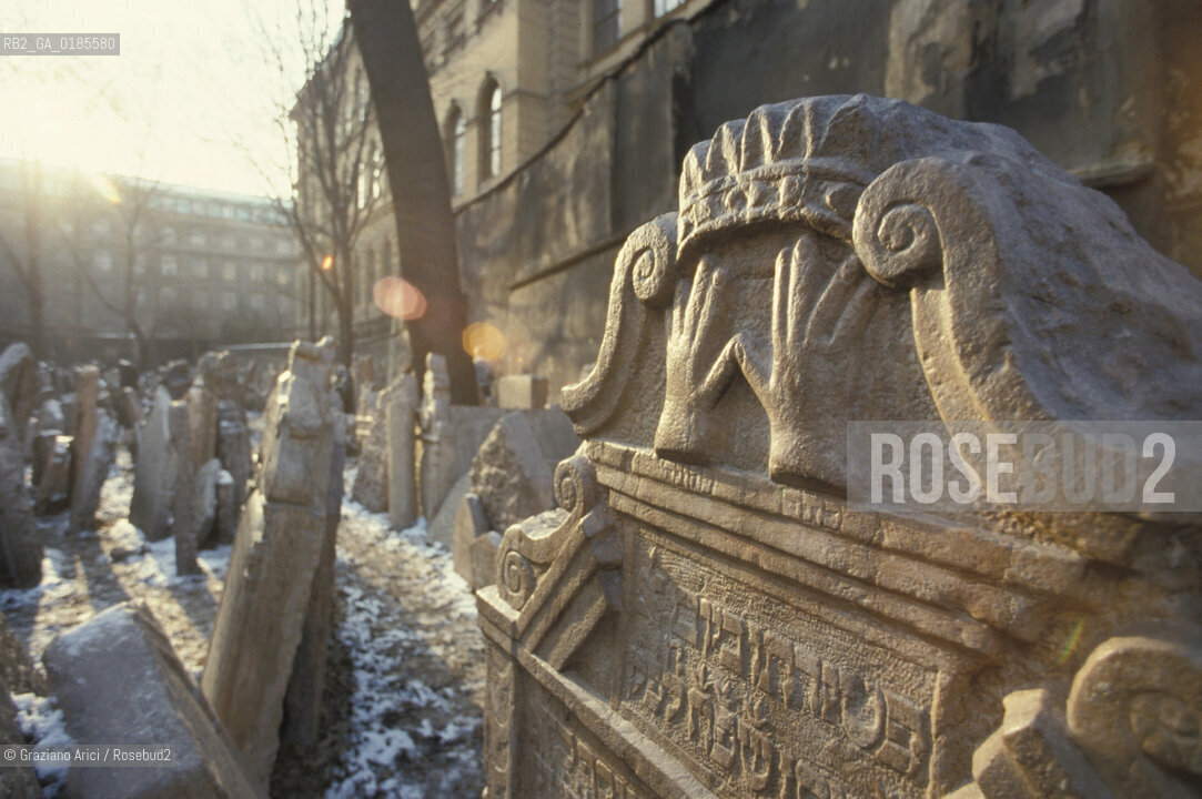 ( REPUBBLICA CECA ) PRAGA : JOSEFOV ( GHETTO EBRAICO )  - BETH-HACHAJIM ( ANTICO CIMITERO EBRAICO ) - © 1986 Graziano Arici/Rosebud2 / GEO / LAPIDE / EBREI / MANI
