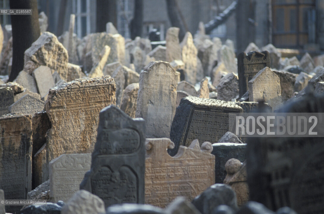 ( REPUBBLICA CECA ) PRAGA : JOSEFOV ( GHETTO EBRAICO )  - BETH-HACHAJIM ( ANTICO CIMITERO EBRAICO ) - © 1986 Graziano Arici/Rosebud2 / GEO / LAPIDE / EBREI