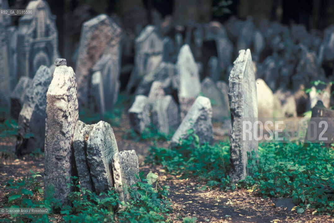 ( REPUBBLICA CECA ) PRAGA : JOSEFOV ( GHETTO EBRAICO )  - BETH-HACHAJIM ( ANTICO CIMITERO EBRAICO ) - © 1986 Graziano Arici/Rosebud2 / GEO / LAPIDE / EBREI
